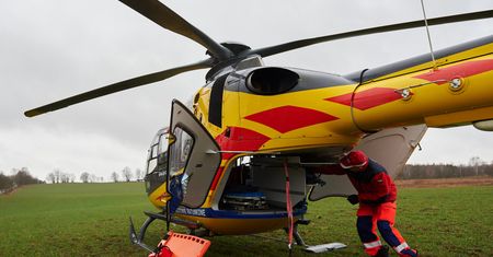 Konstancin-Jeziorna. Drzewo przygniotło mężczyznę. Śmigłowcem przetransportowano go do szpitala