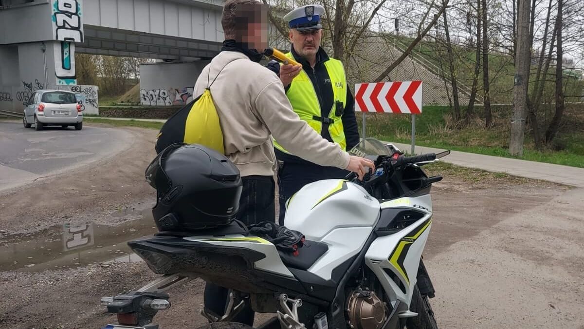 Motocyklista dmuchający w alkomat