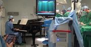 Jeden grał na fortepianie, drugi operował. Niecodzienna operacja 10-latka