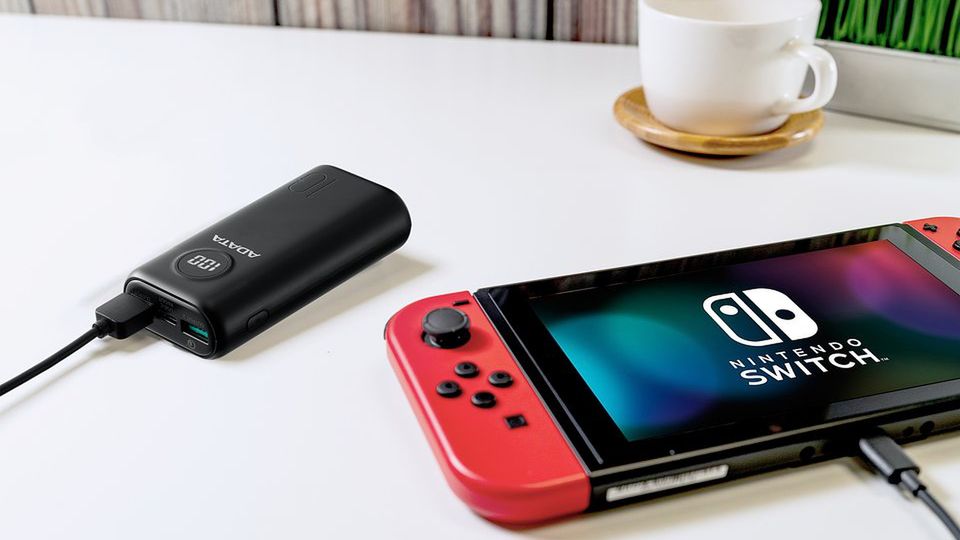 Są lekkie i naładują kilka urządzeń naraz. Nowe powerbanki Adata niedługo trafią na polski rynek 1