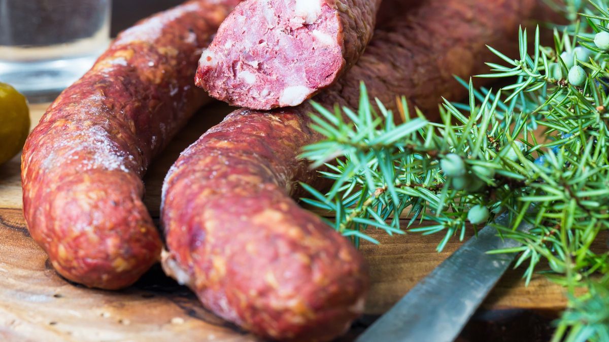 Czy można jeść kiełbasę z białym nalotem?