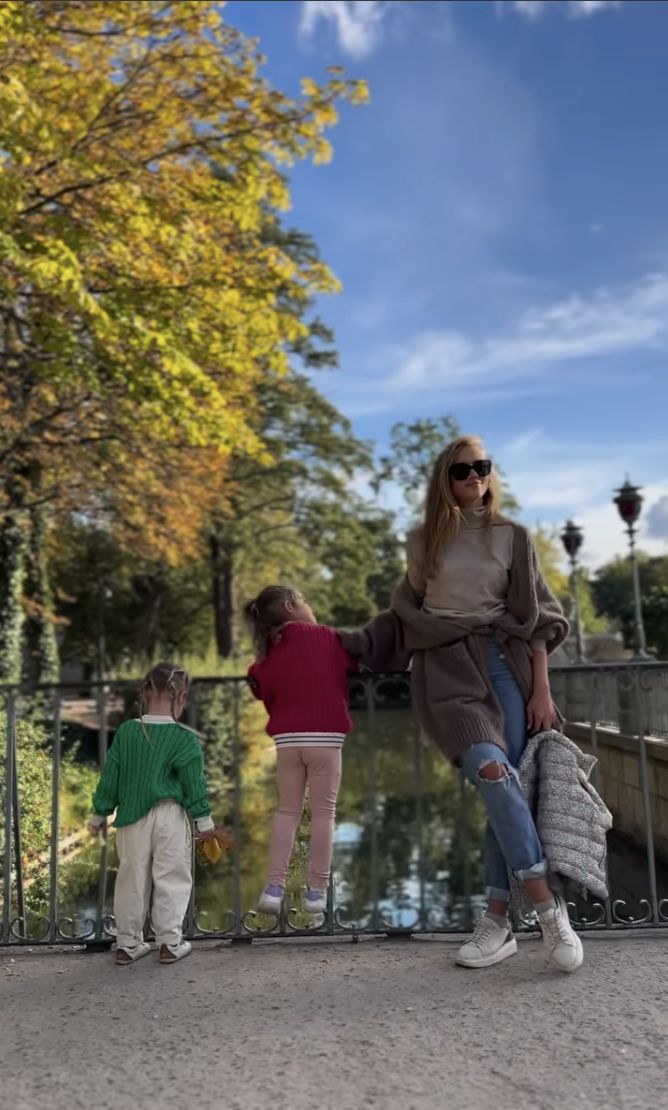 Agnieszka Kaczorowska zabrała córki na spacer do parku