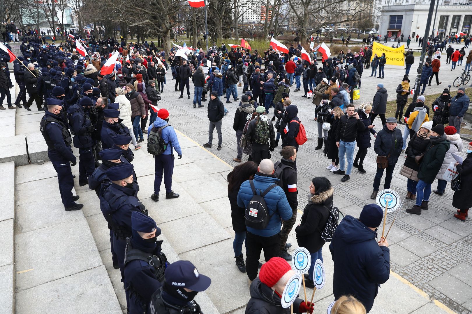 Warszawa. Protest przeciwników obostrzeń epidemicznych. Zareagowała policja