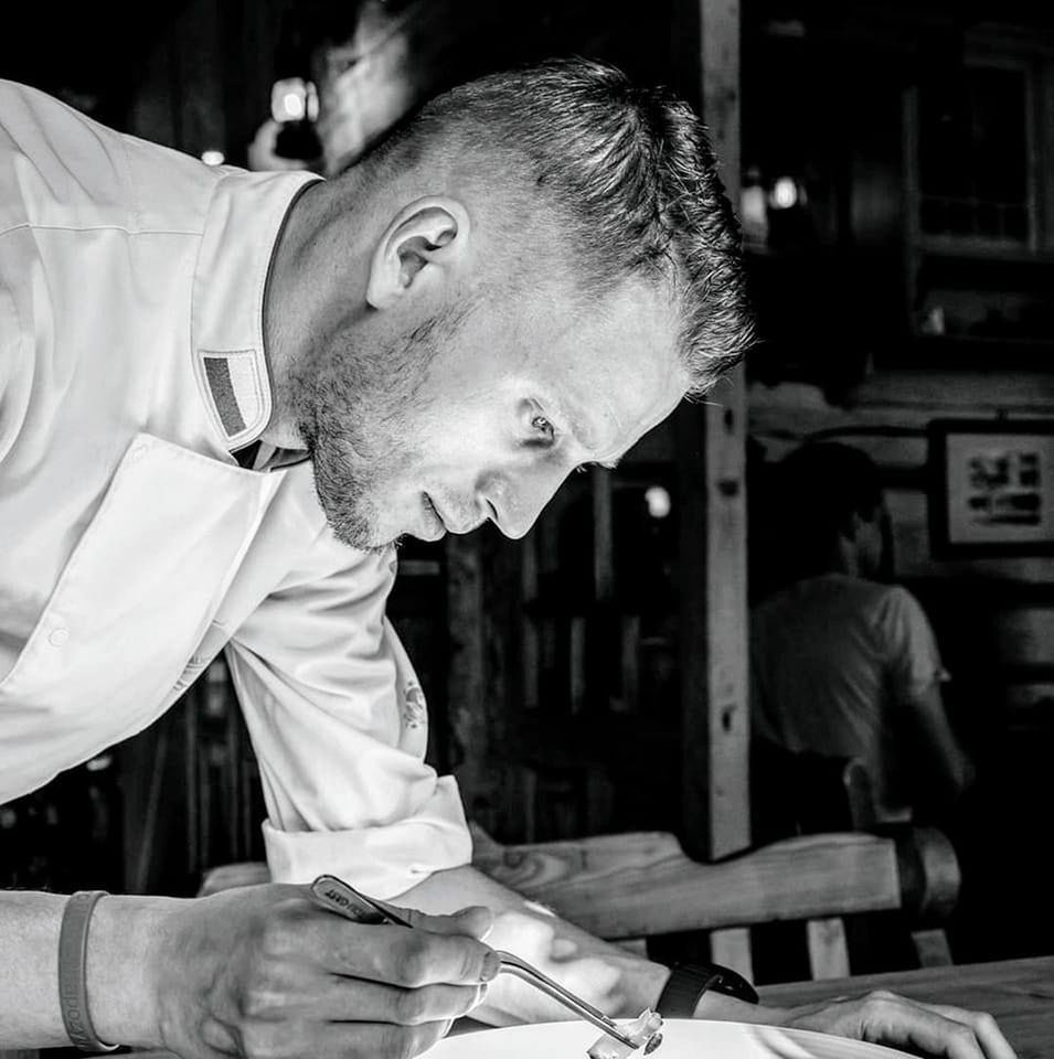 Gotowania uczył się w Toruniu. Trafił pod skrzydła Magdy Gessler, którą nazywa "Ciocią Madzią"