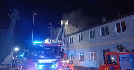 Groźny pożar w budynku wielorodzinnym – 70 strażaków w akcji! Mamy więcej informacji