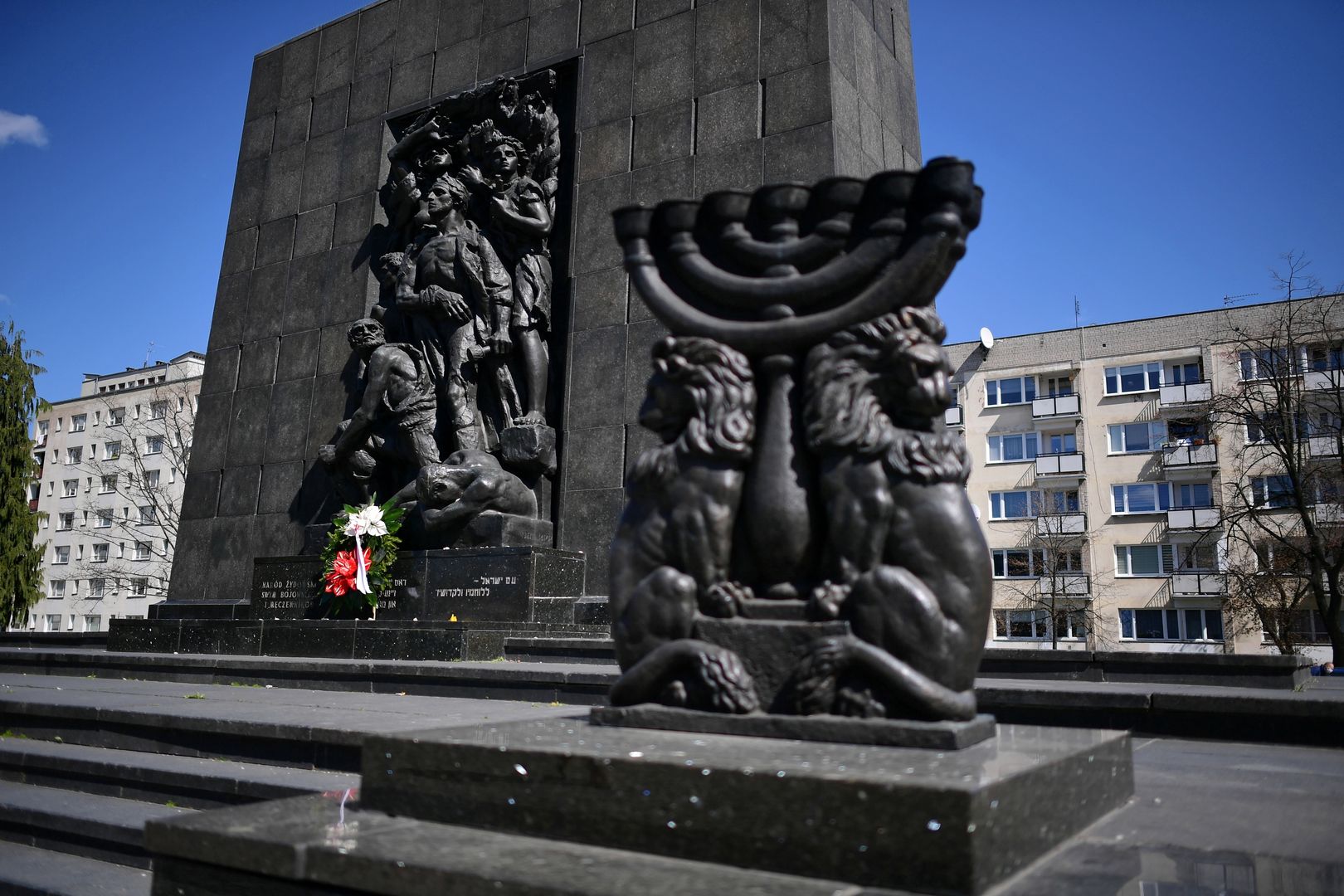 Warszawa, 17.04.2020. Pomnik Bohaterów Getta w Warszawie, 17 bm. W niedzielę, 19 bm. przypada 77. rocznica wybuchu powstania w getcie warszawskim. W zwišzku z zagrożeniem epidemicznym Muzeum Getta Warszawskiego i Towarzystwo Społeczno-Kulturalne Żydów w Polsce, które w ostatnich latach organizowały uroczystości, zdecydowały o symbolicznym upamiętnieniu tego wydarzenia. (mr) PAP/Marcin Obara