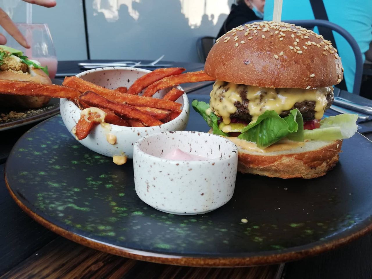 Burger wołowy w restauracji Niewinni Czarodzieje Trzy Zero.