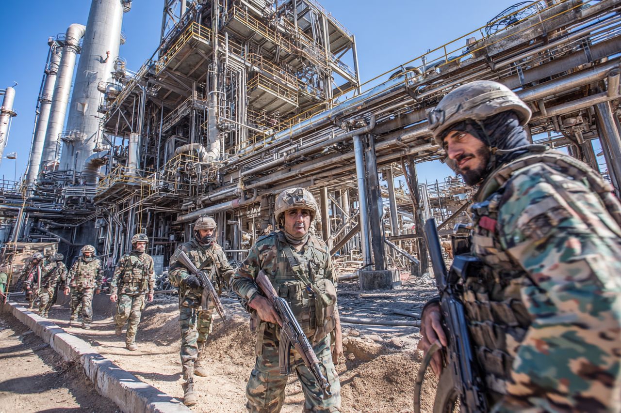 Syryjska armia przejmuje największe pole naftowe Omar. Kurdyjskie SDF wycofują się na wschód od Eufratu