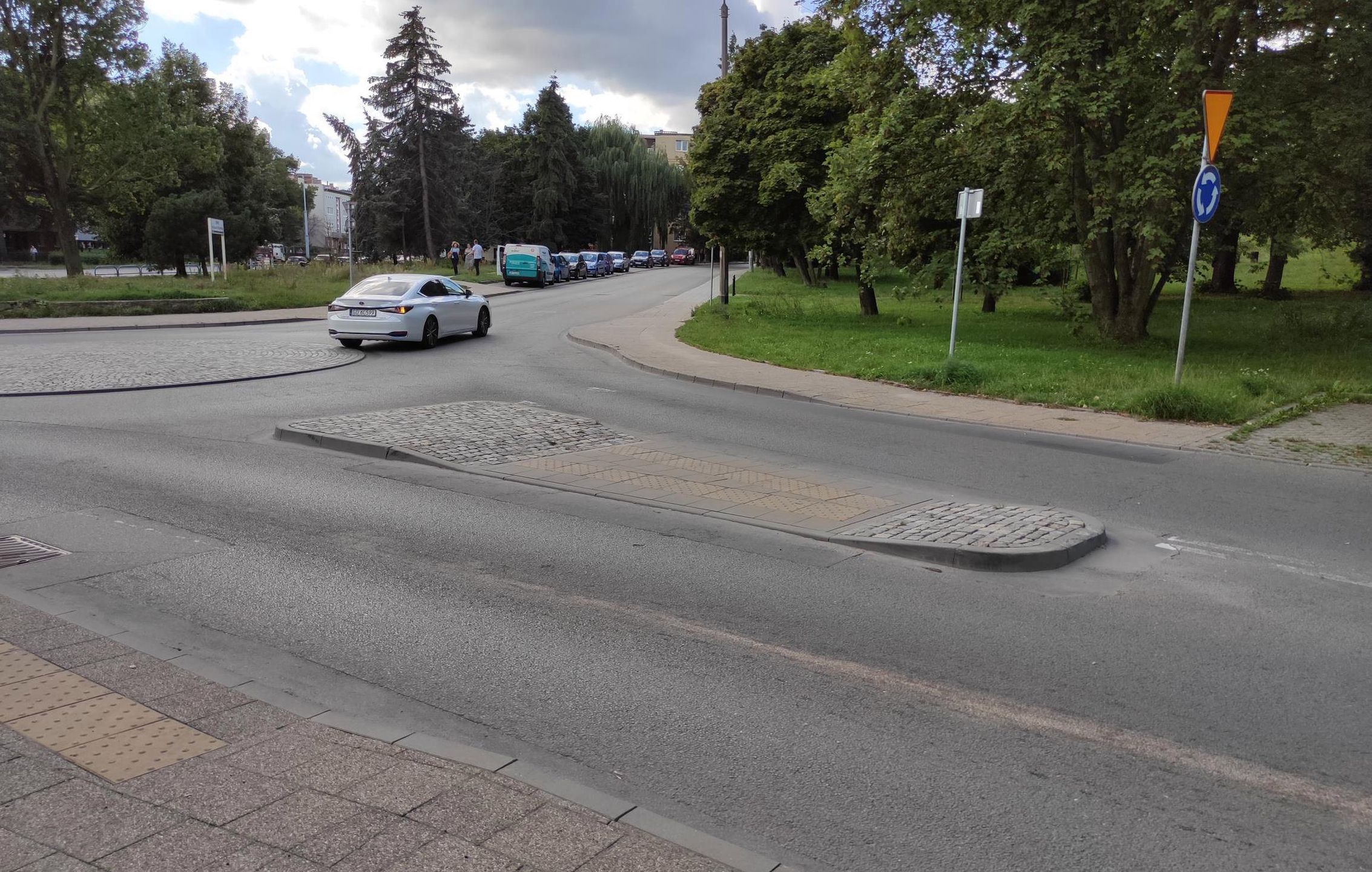Przejście sugerowane z azylem, czyli wysepką na której pieszy może się zatrzymać, by przepuścić mające pierwszeństwo pojazdy