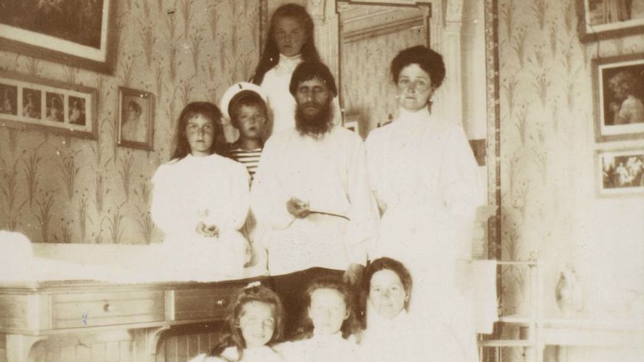 Rasputin razem z carycą Aleksandrą Fiodorówną i jej dziećmi