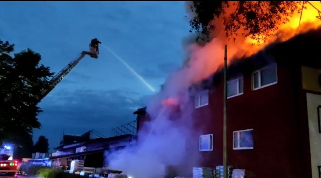 Śląskie. Kilkudziesięciu strażaków walczy z pożarem, który wybuchł w środę wieczorem w składzie materiałów budowlanych w Częstochowie.