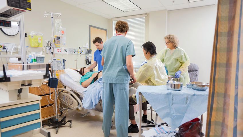 Jak wygląda poród - znieczulenie, sala porodowa, nacięcie krocza, pozycje