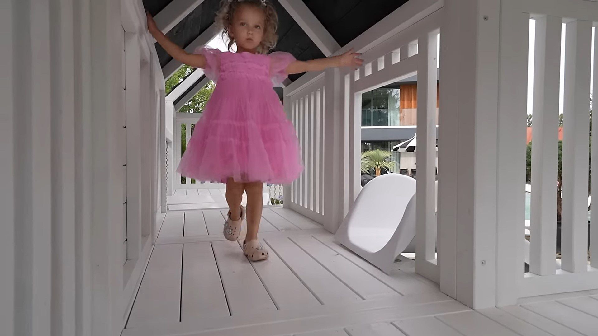 Andziaks oprowadziła widzów po placu zabaw