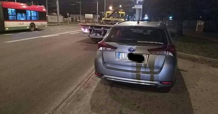 Policjanci zatrzymali do kontroli kierowcę Bolta. Mężczyzna był poszukiwany