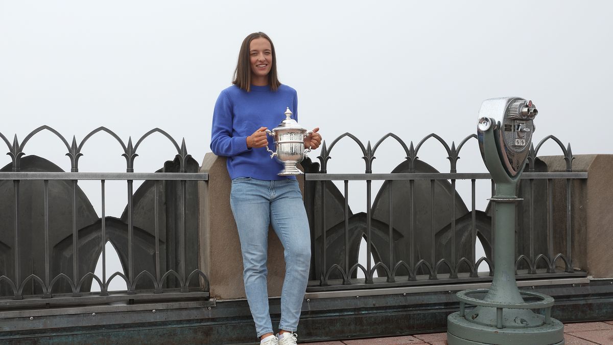 NEW YORK, NEW YORK - SEPTEMBER 12:  Iga Swiatek of Poland poses with the US Open trophy at Top of the Rock on September 12, 2022 in New York City. (Photo by Julian Finney/Getty Images)