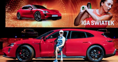 Nawet na luksusowe auto trzeba poczekać. W kolejce po elektryczne Porsche jest też Iga Świątek