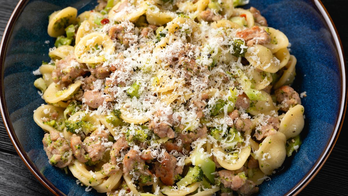 Orecchiette z wieprzowiną, brokułami i parmezanem