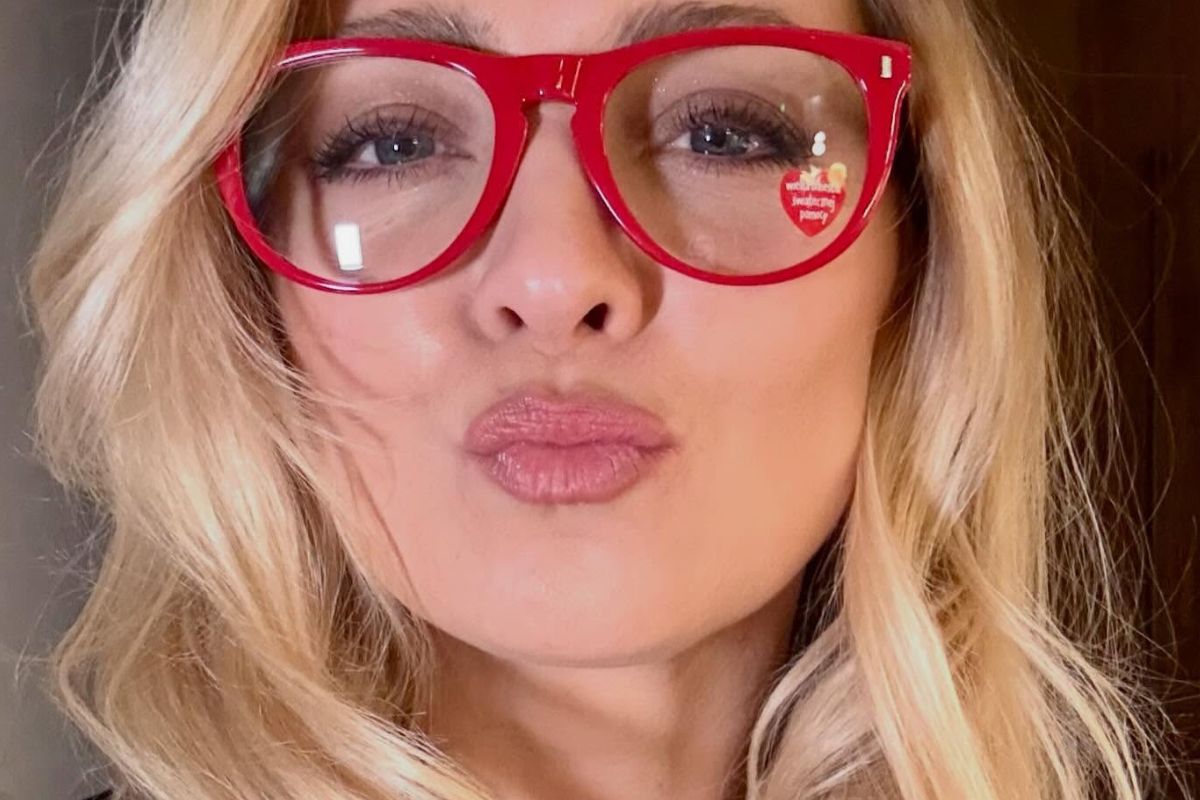 Barbara Kurdej-Szatan wspiera WOŚP. Na aukcję trafiły "owsiakowe" okulary