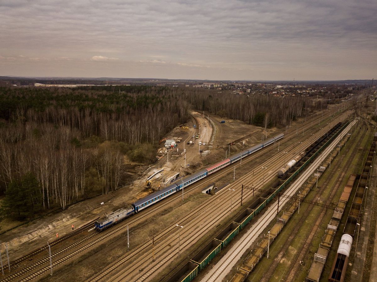 Śląskie. Prace przy budowie połączenia kolejowego z lotniskiem w Pyrzowicach wchodzą w kolejną fazę. 
