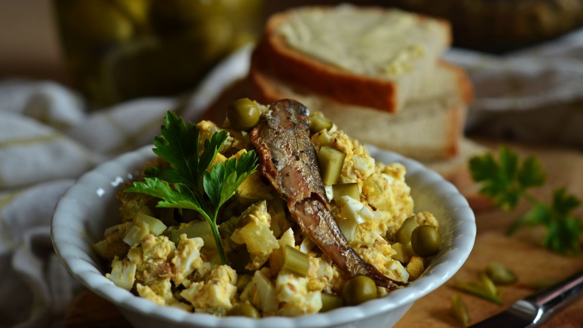 Jajecznica ze szprotkami