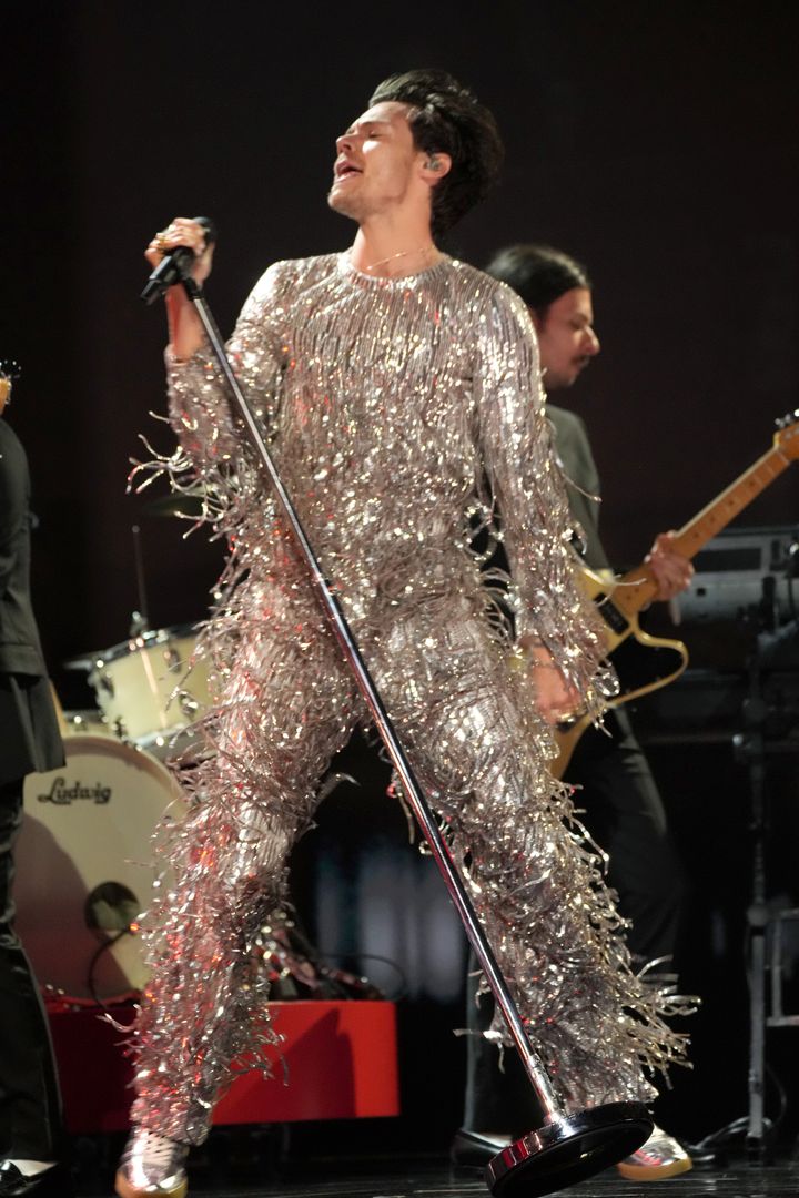 Harry Styles dał koncert na Grammy w srebrnym kombinezonie 