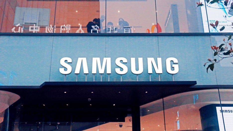 SHANGHAI, CHINA - MARCH 18, 2021 - The flagship store of South Korean 5G smartphone maker Samsung in Shanghai, China, March 18, 2021. According to a new research report released by Strategy Analytics on June 17, 2021, Samsung became the world's fastest growing 5G smartphone vendor in terms of shipments in the first quarter of 2021, with a quarter-on-quarter growth of 79%. (Photo credit should read Costfoto/Barcroft Media via Getty Images)