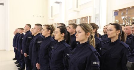Nowi funkcjonariusze wstąpili w szeregi lubelskiej policji. Jest wśród nich 7 kobiet i 43 mężczyzn
