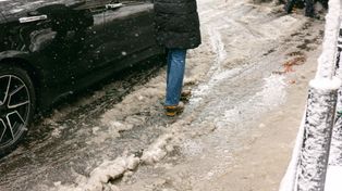 Nie chcesz się poślizgnąć? Eksperci zalecają chód pingwina