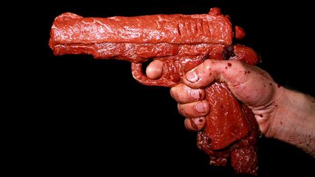 Pistolety z mięsa. Dzieła sztuki, sen szalonego rzeźnika czy rekwizyty z planu "eXistenZ"? 1