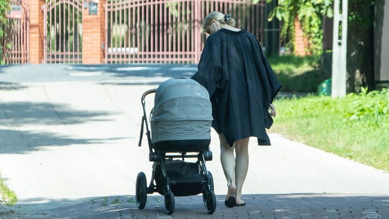 Halina Mlynkova na spacerze z synem miesiąc po porodzie