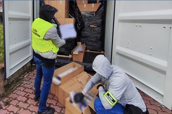 Towar wart 12 mln zł. Oto co znaleźli w kontenerze morskim