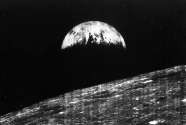 Zaszumione, niewyraźne i pełne artefaktów zdjęcie Ziemi z Księżyca i tak rozbudzało wyobraźnię