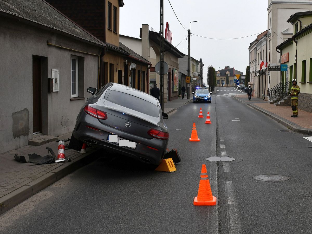 Rozbił mercedesa na słupkach i uciekł.