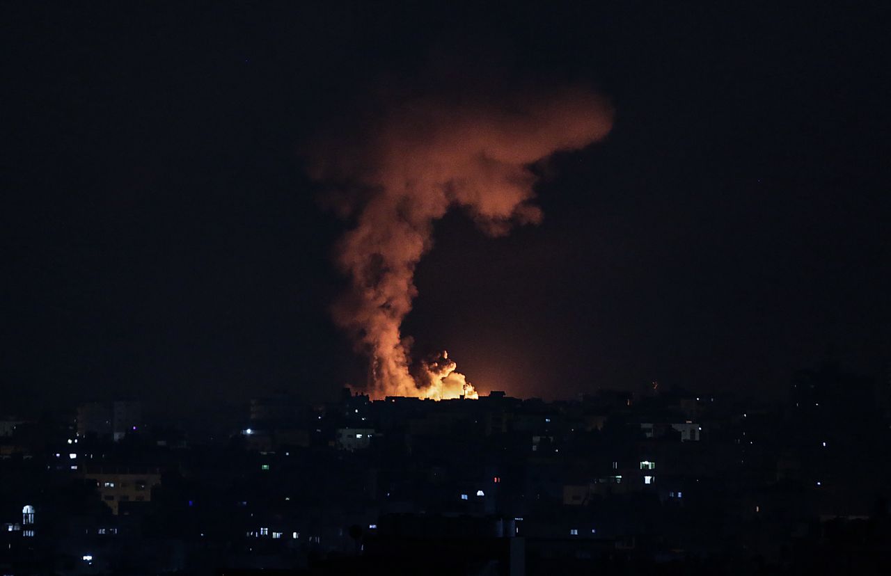 Zmasowany atak w Strefie Gazy. Izrael stoi na granicy, bombarduje wsie i miasta