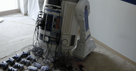 Osiem konsol, projektor i głośniki we wnętrzu R2-D2!