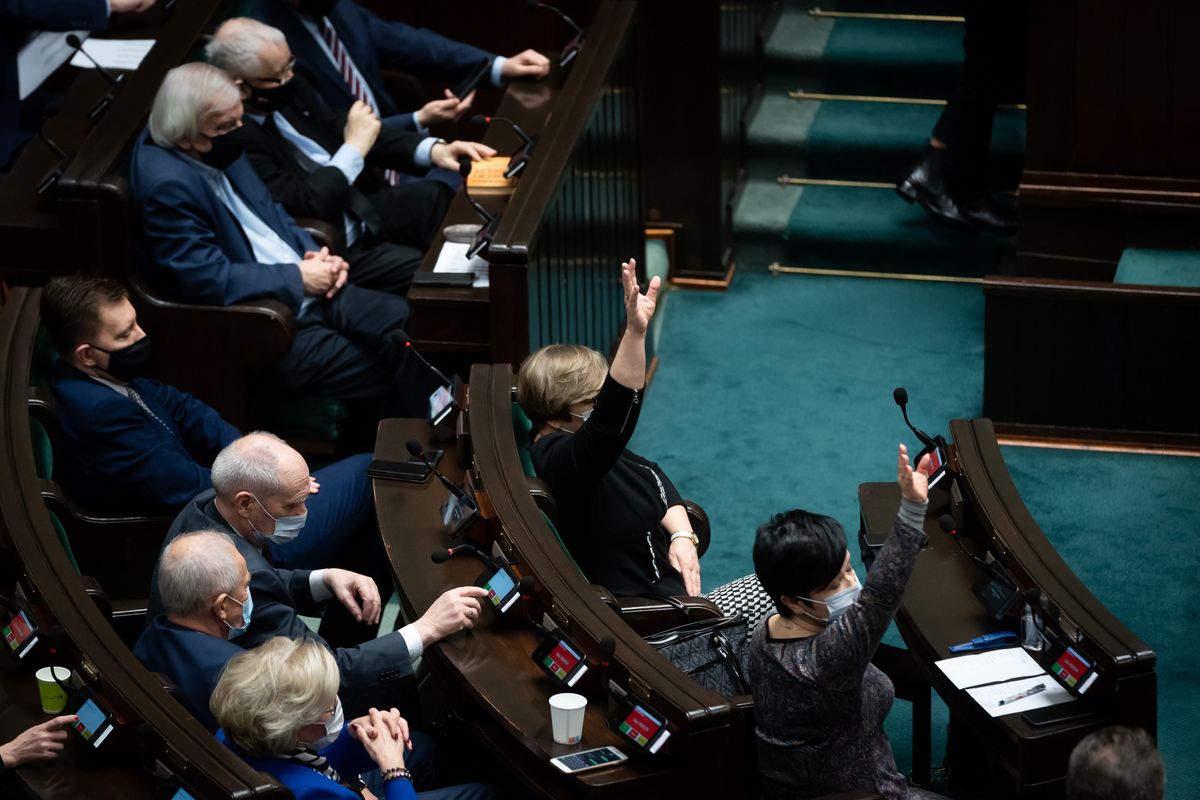 "Powiązania z PiS dają większe szanse na dotacje"