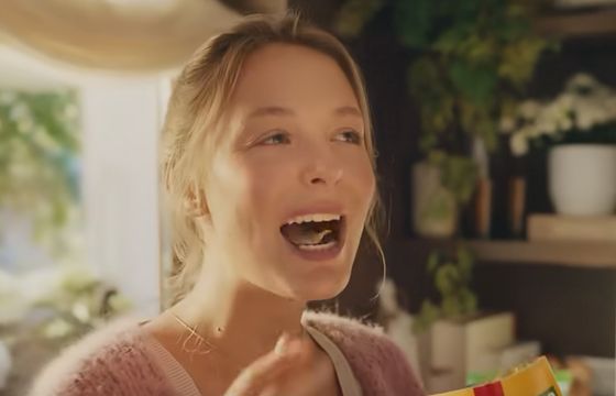 Powrót do smaków dzieciństwa w nowej reklamie Wiejskich Ziemniaczków