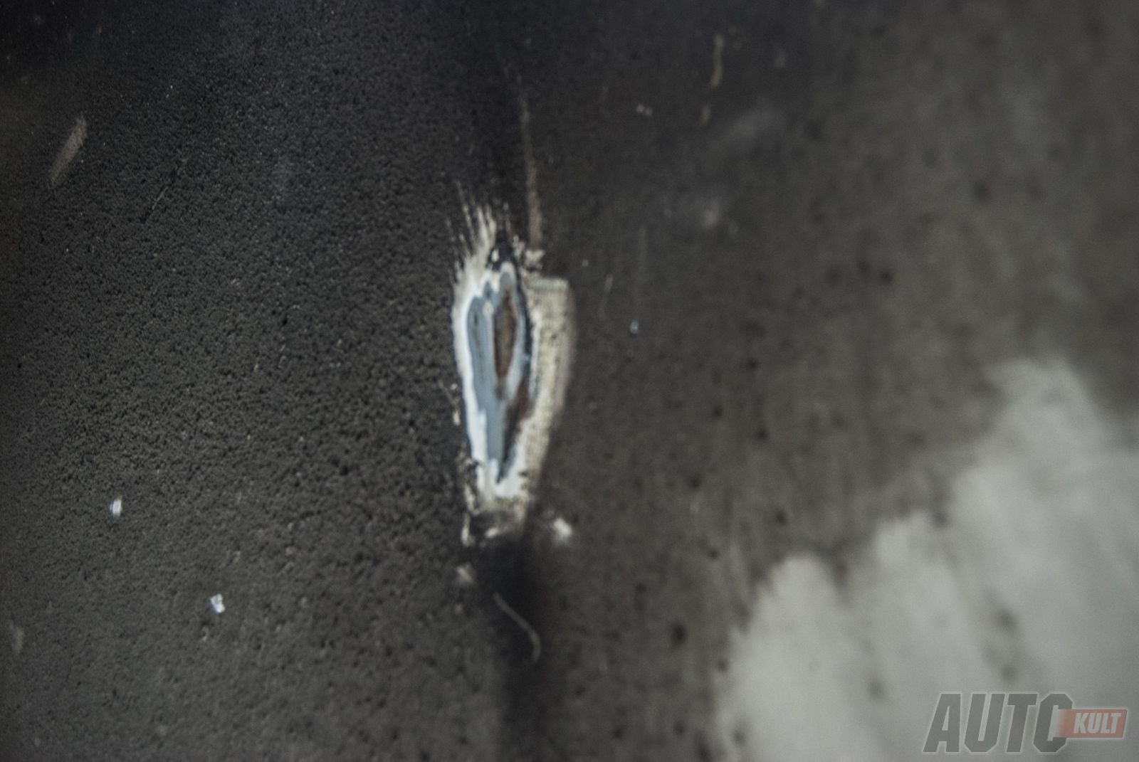 ślad na wewnętrznej stronie maski po wystrzale gazu