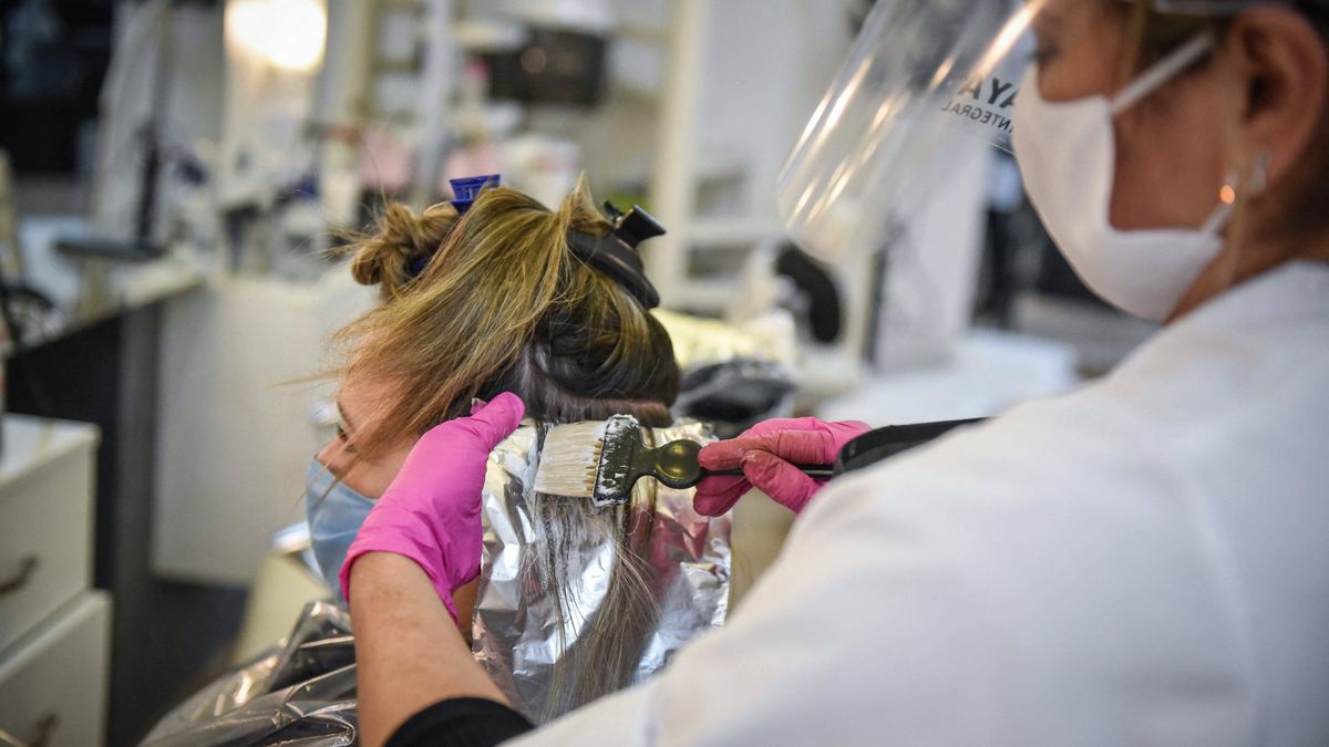 Właściciele zakładów fryzjerskich boją się, że powrót restrykcji odstraszy klientów.