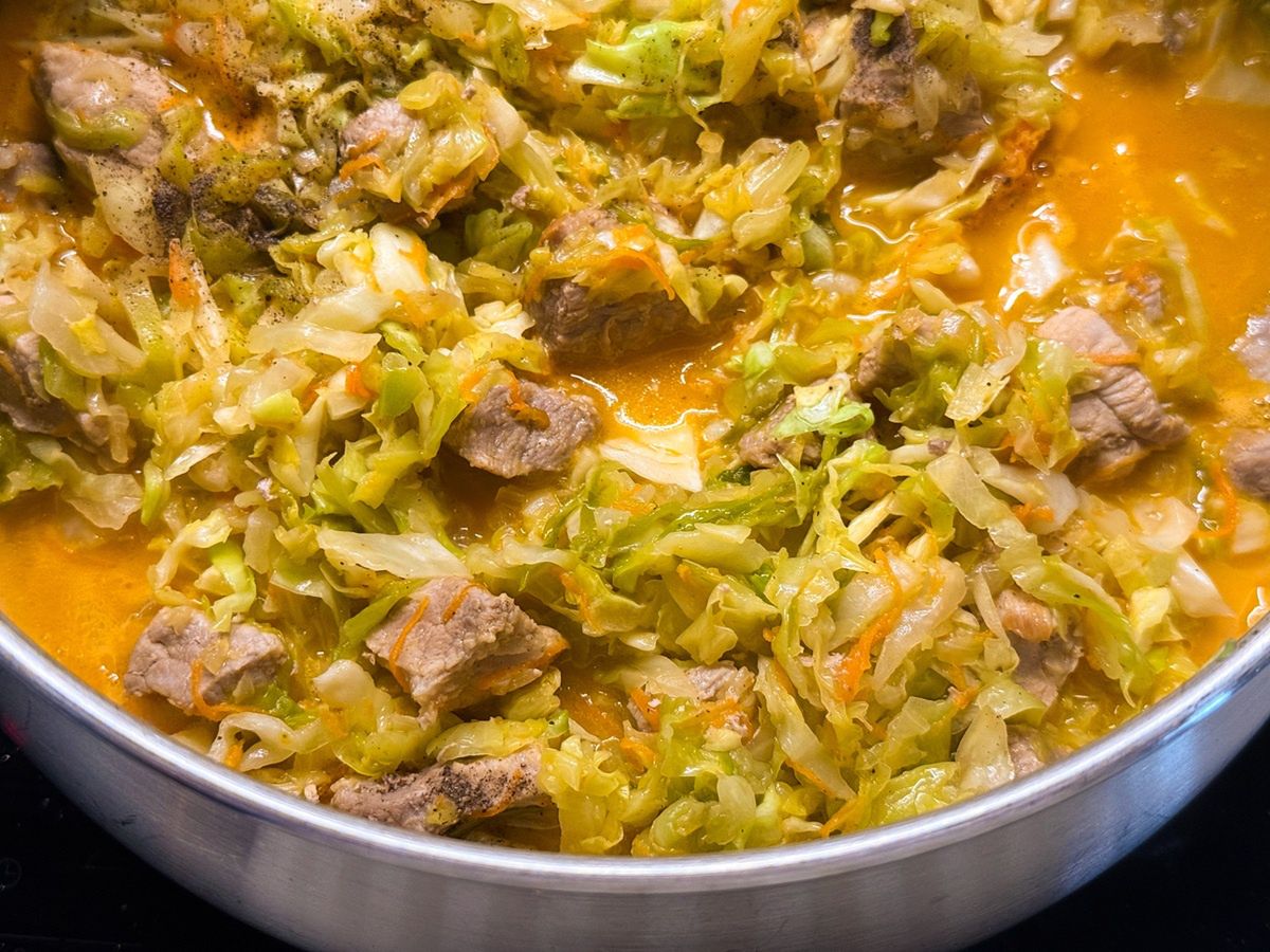 Sycący obiad z jednego gara. Gotuję, jak tylko pojawi się młoda kapusta