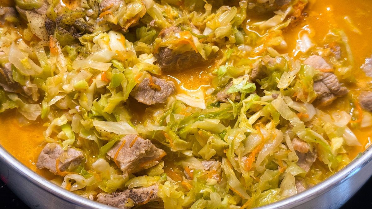 Chłopski garnekz młodą kapustą