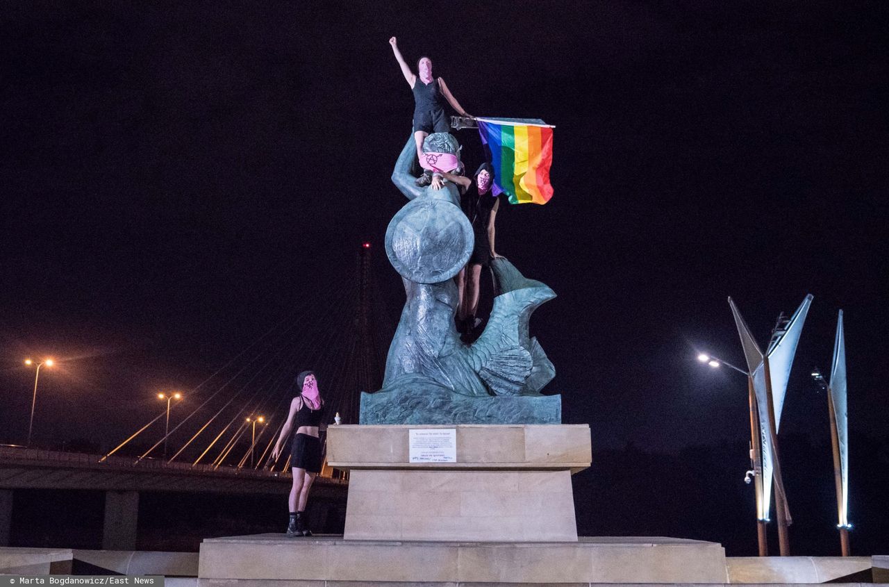 Warszawa. Tęczowe flagi na pomnikach. Trzecia osoba zatrzymana