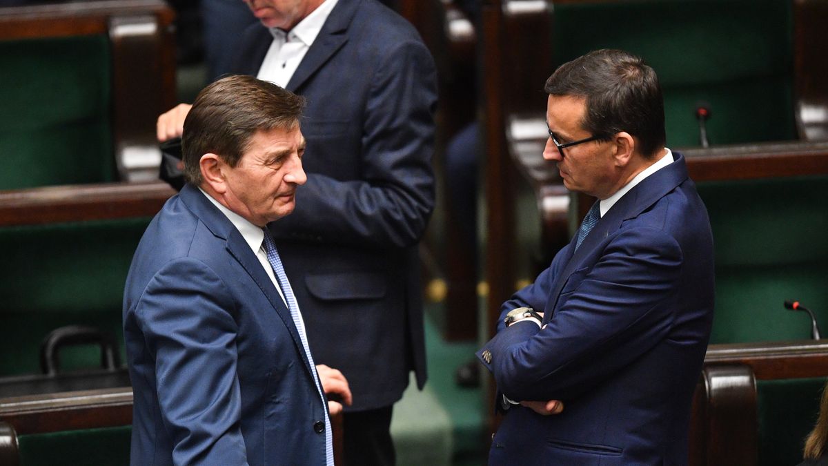 Na zdjęciu Marek Kuchciński i Mateusz Morawiecki pogrążeni w rozmowie przy ławach sejmowych