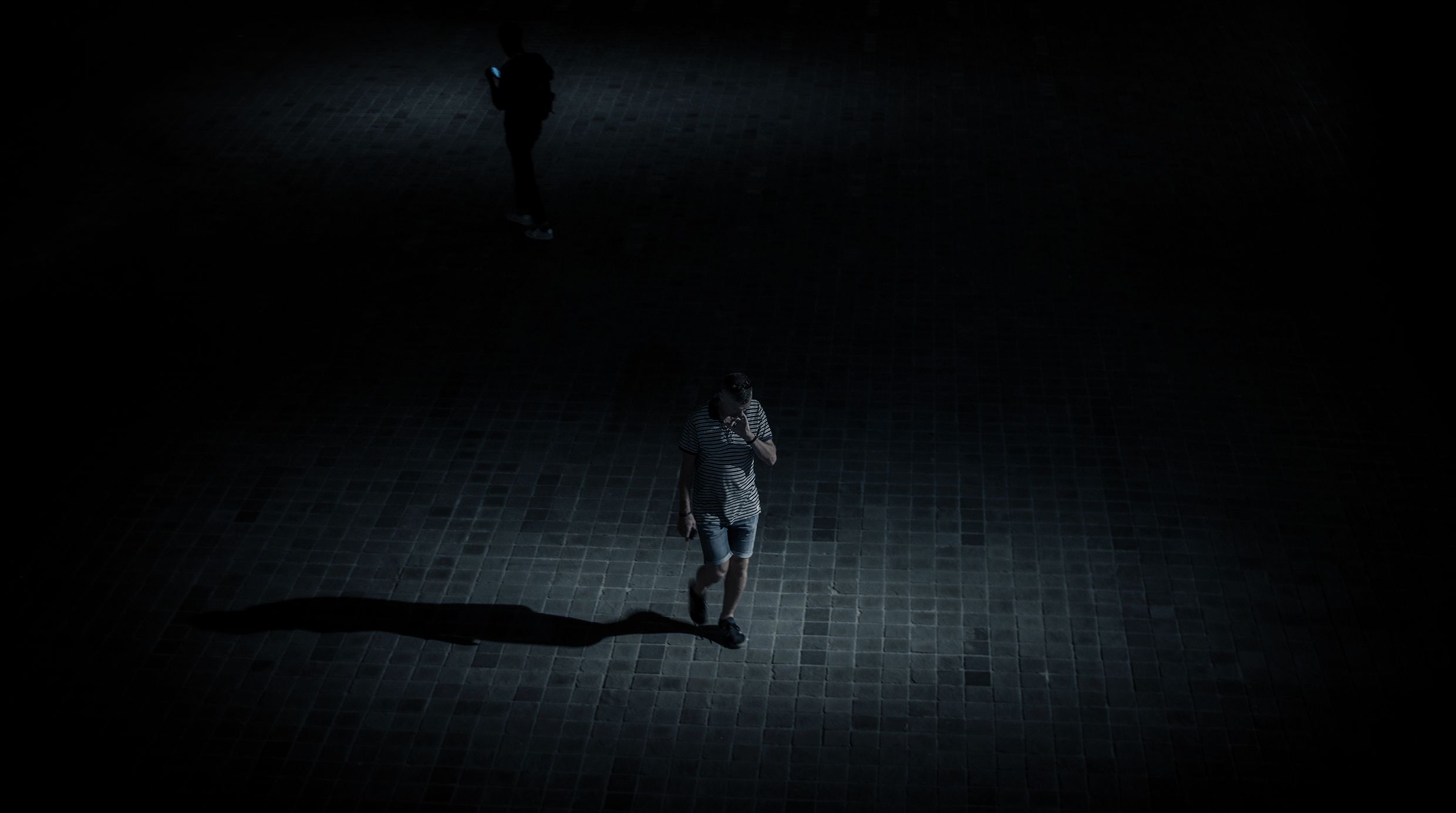 Cyberpunk i film noir spotykają się w wizji Londynu autorstwa Edo Zollo 6