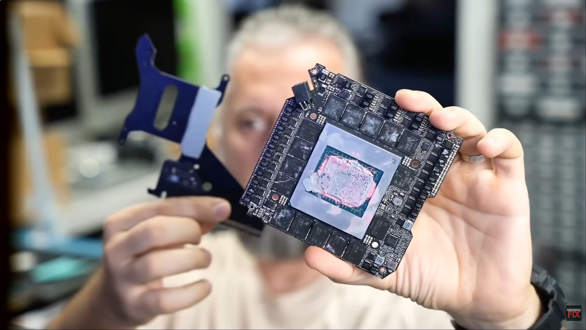 Karta GeForce RTX 5090 FE składa się z dwóch płytek drukowanych