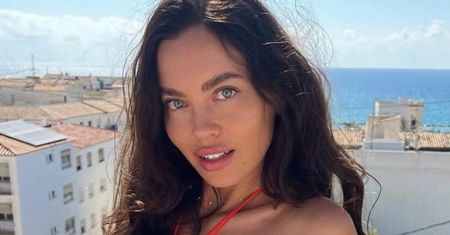 Bikini poszło w odstawkę. Jej kostium to plażowy ideał