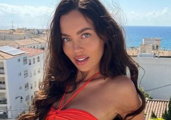 Stanęła przed kamerami. Jednoczęściowy kostium to strzał w dziesiątkę