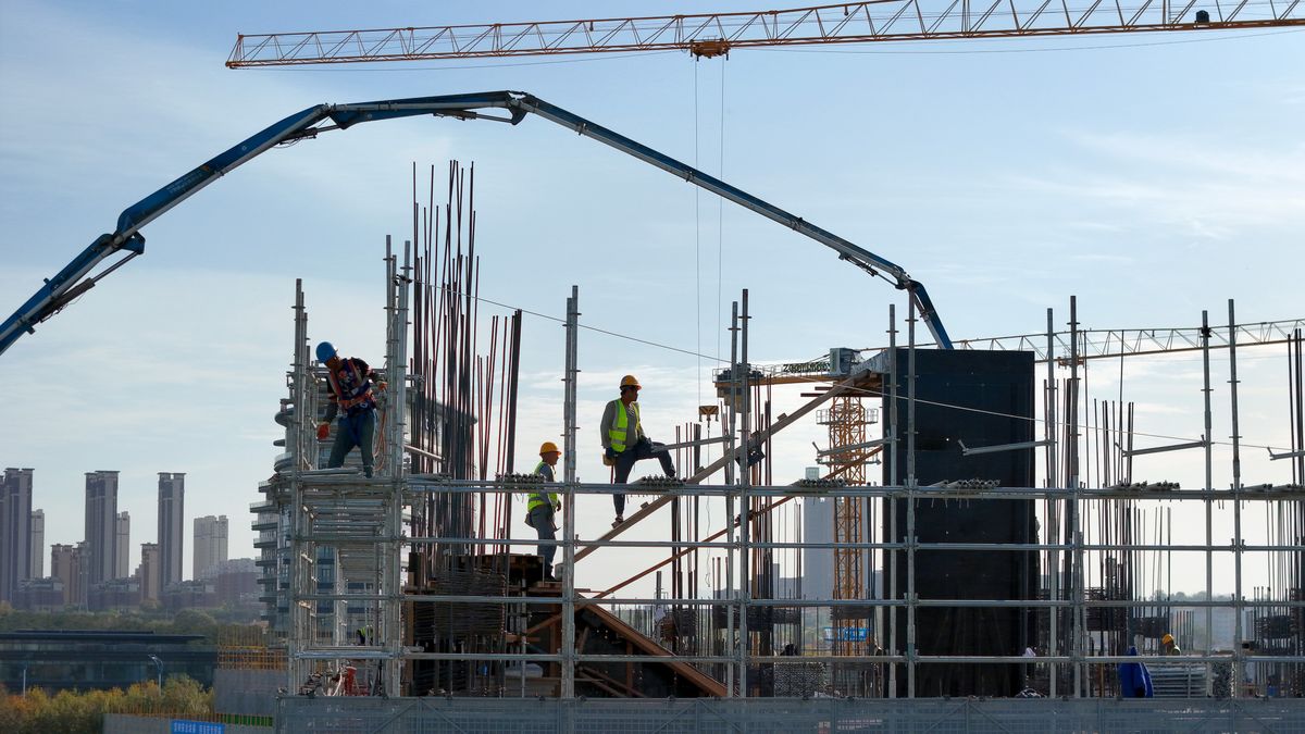 YANTAI, CHINA - NOVEMBER 4, 2023 - Construction workers work at a construction site built by China Construction Group in Yantai, Shandong Province, China, November 4, 2023. On November 1, 2023, the People's Bank of China released a statistical report on the loan investment of financial institutions in the third quarter of 2023, showing that at the end of the third quarter of 2023, the balance of RMB real estate loans was 53.19 trillion yuan, down 0.2% year-on-year. (Photo by Costfoto/NurPhoto via Getty Images)