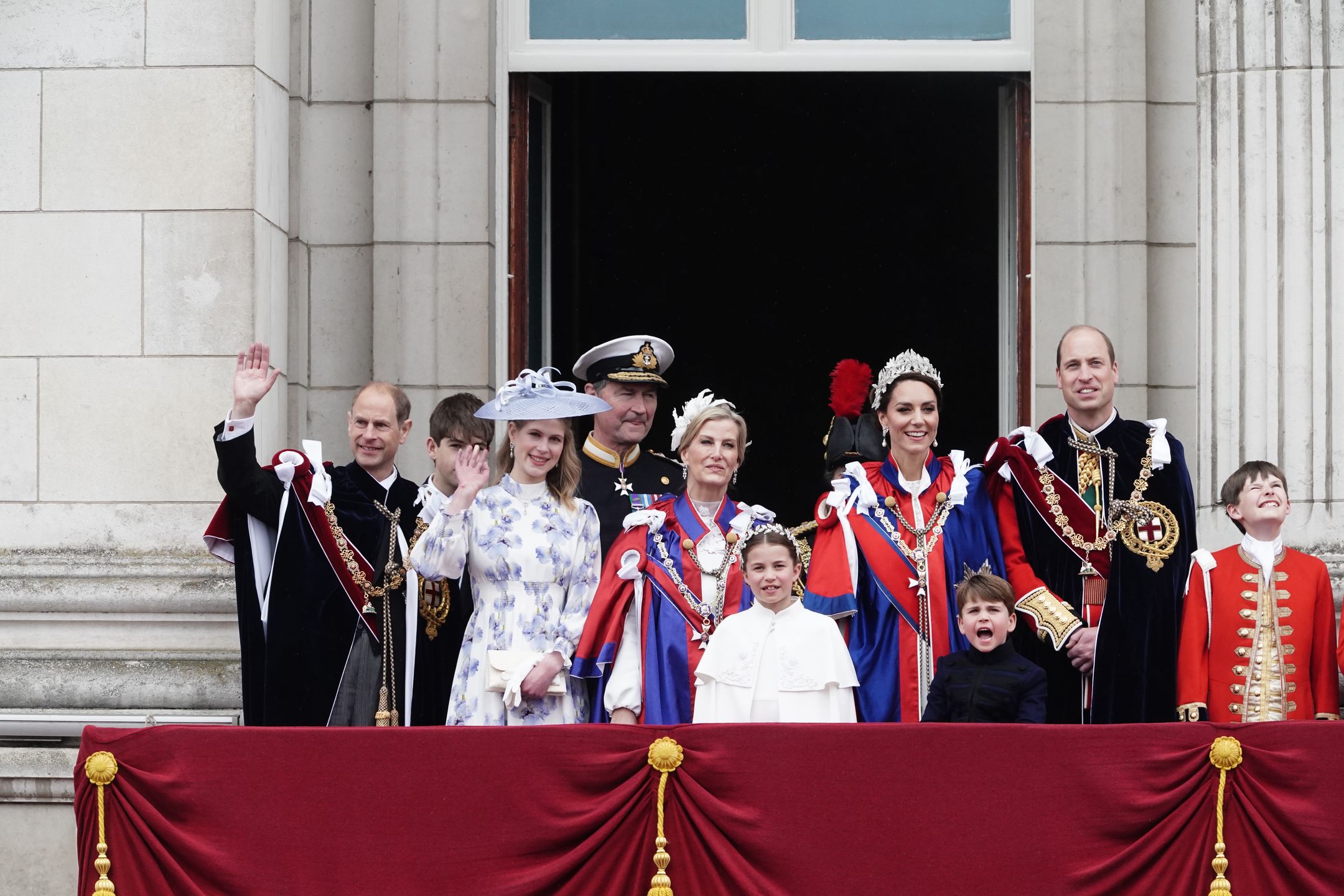 Książę Louis dokazuje na balkonie Pałacu Buckingham