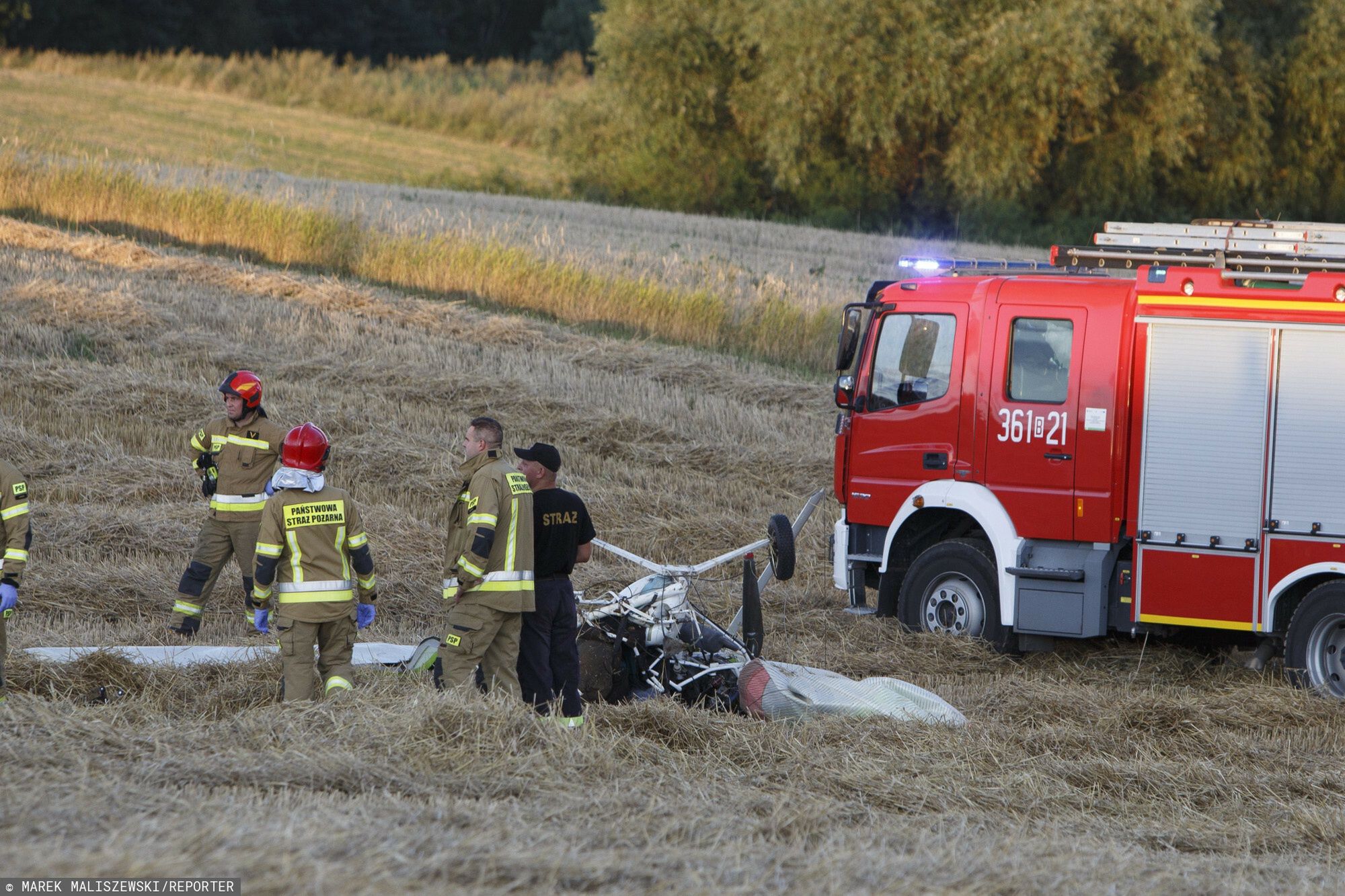 Wypadek motolotni pod ?om??7.08.2022 Lomza motolotnia spadla na pole miedzy Marianowem a Budami Czarnockimi. Na miejscu zginelo dwoch mezczyzn    fot Marek Maliszewski/REPORTERMarek Maliszewski/REPORTER